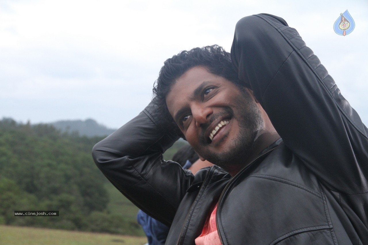 Aambala Tamil Movie Stills - 10 / 26 photos