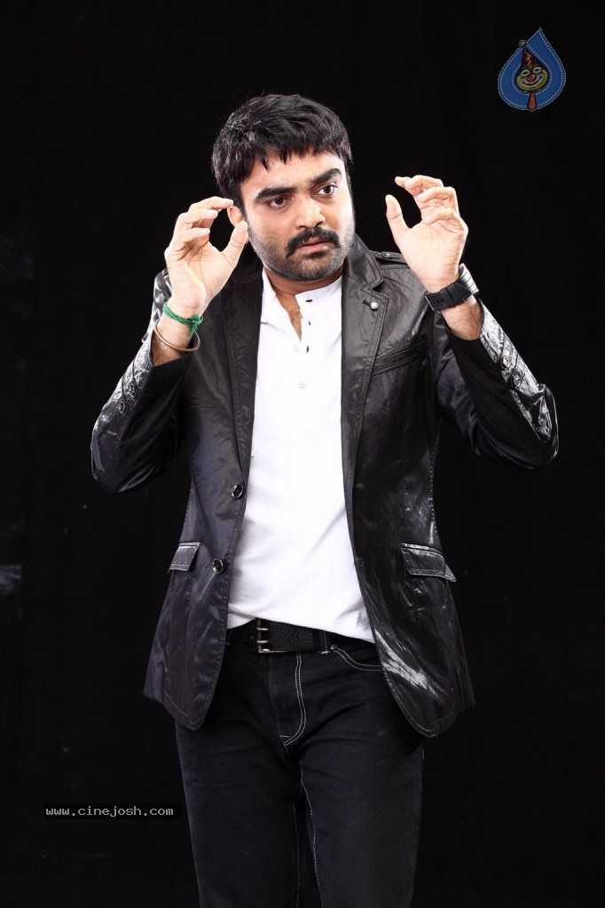 Aavi Kumar Tamil Movie Stills - 3 / 32 photos