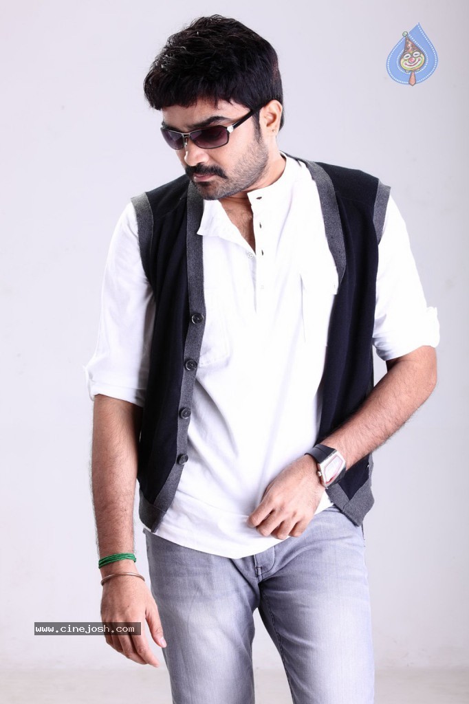 Aavi Kumar Tamil Movie Stills - 19 / 32 photos