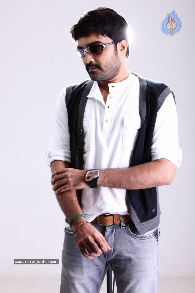 Aavi Kumar Tamil Movie Stills - 29 / 32 photos
