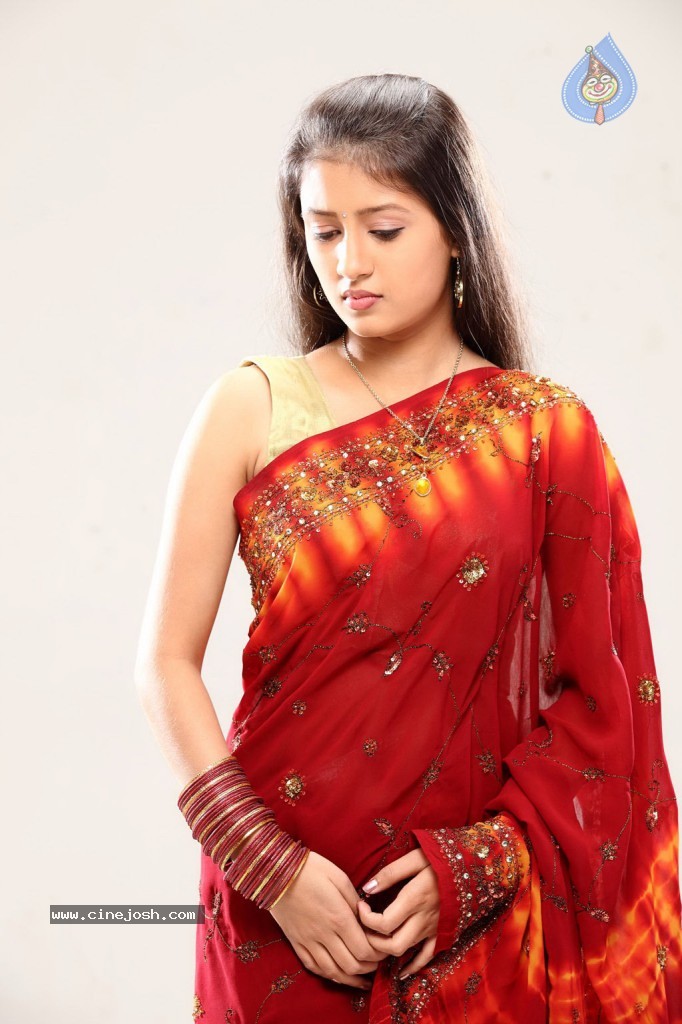Aavi Kumar Tamil Movie Stills - 31 / 32 photos