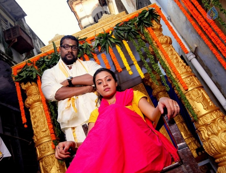 Aavu Puli Madhyalo Prabhas Pelli Photos - 2 / 3 photos