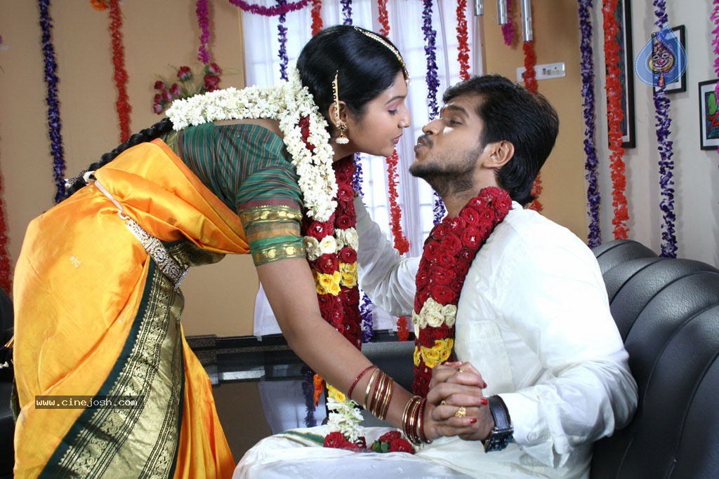 Aayiram Muthangaludan Thenmozhi Tamil Movie Stills - 16 / 47 photos