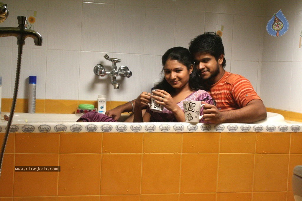 Aayiram Muthangaludan Thenmozhi Tamil Movie Stills - 18 / 47 photos