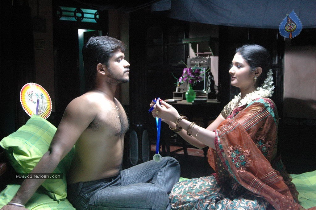 Aayiram Muthangaludan Thenmozhi Tamil Movie Stills - 19 / 47 photos