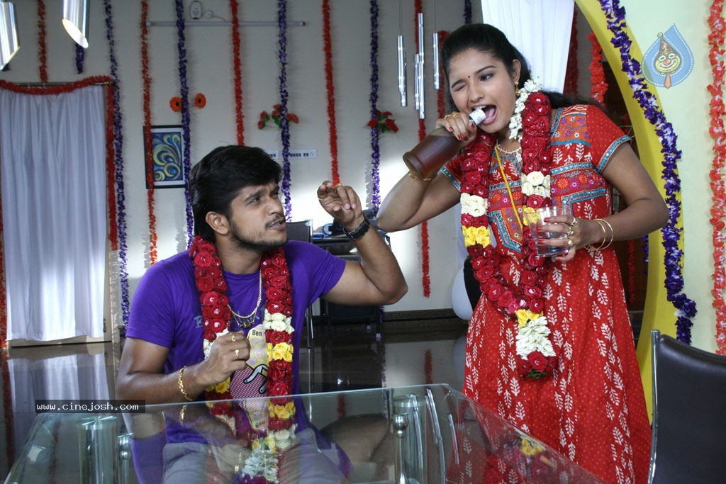 Aayiram Muthangaludan Thenmozhi Tamil Movie Stills - 20 / 47 photos