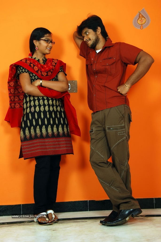 Aayiram Muthangaludan Thenmozhi Tamil Movie Stills - 27 / 47 photos