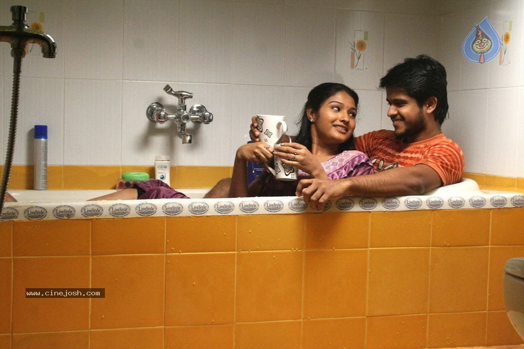 Aayiram Muthangaludan Thenmozhi Tamil Movie Stills - 29 / 47 photos
