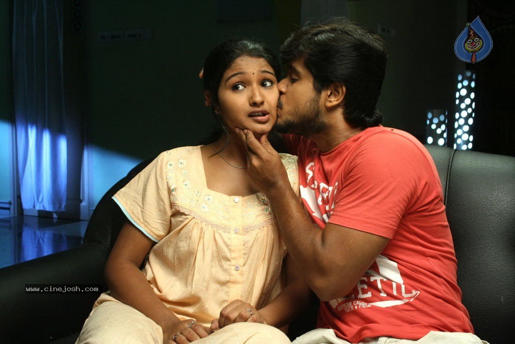 Aayiram Muthangaludan Thenmozhi Tamil Movie Stills - 36 / 47 photos
