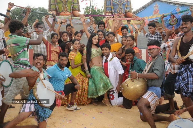 Aayiram Vilakku Tamil Movie Stills - 9 / 52 photos