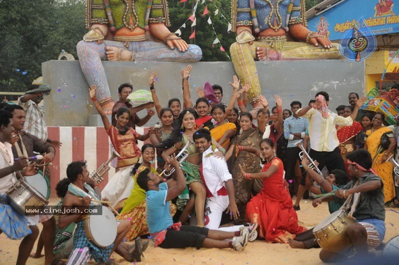 Aayiram Vilakku Tamil Movie Stills - 14 / 52 photos