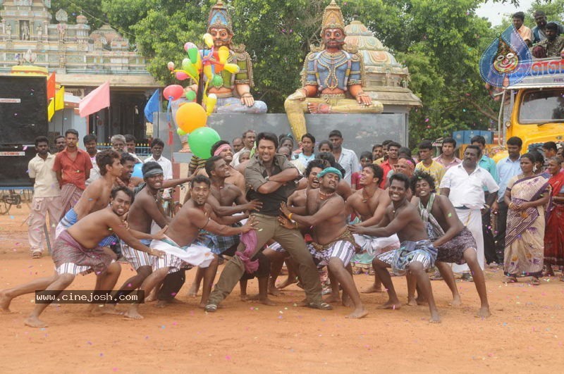 Aayiram Vilakku Tamil Movie Stills - 18 / 52 photos