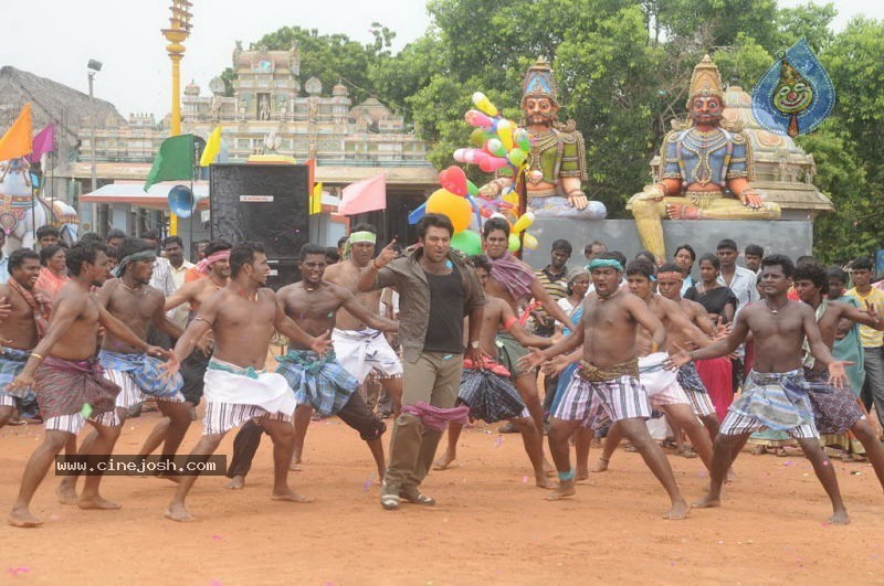 Aayiram Vilakku Tamil Movie Stills - 19 / 52 photos