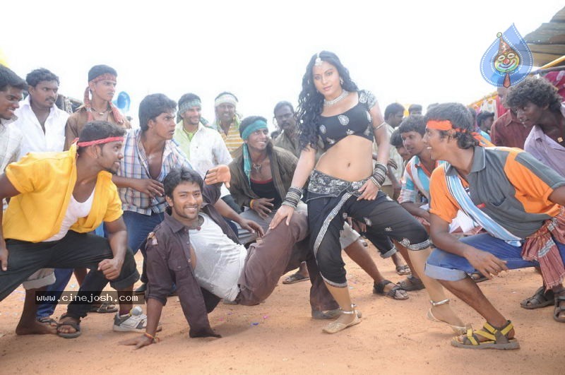 Aayiram Vilakku Tamil Movie Stills - 34 / 52 photos