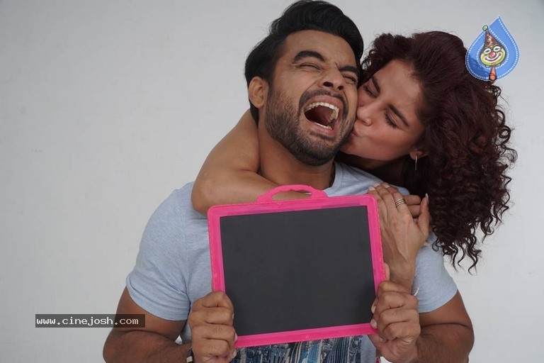 Abhiyum Anuvum Movie Stills - 23 / 60 photos