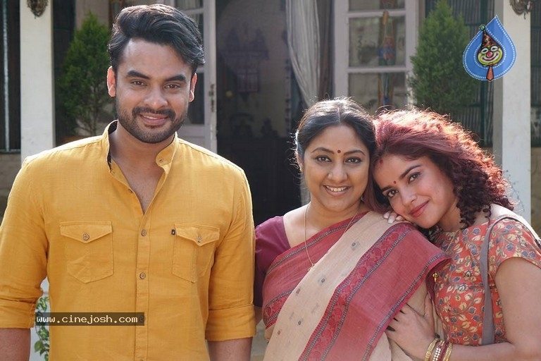Abhiyum Anuvum Movie Stills - 27 / 60 photos