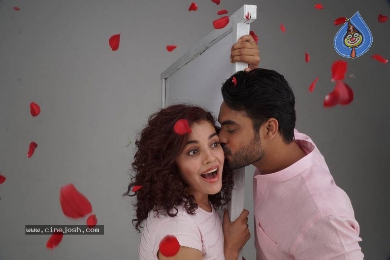 Abhiyum Anuvum Movie Stills - 44 / 60 photos