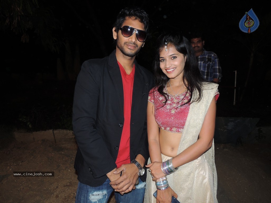 Adhee Lekka Nikki Stils - 37 / 90 photos