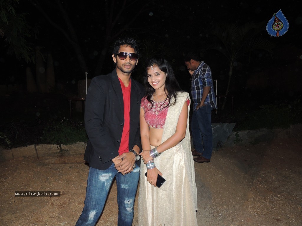 Adhee Lekka Nikki Stils - 82 / 90 photos