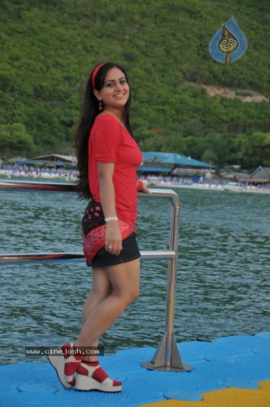 Adi Nuvve Movie New Stills - 30 / 90 photos