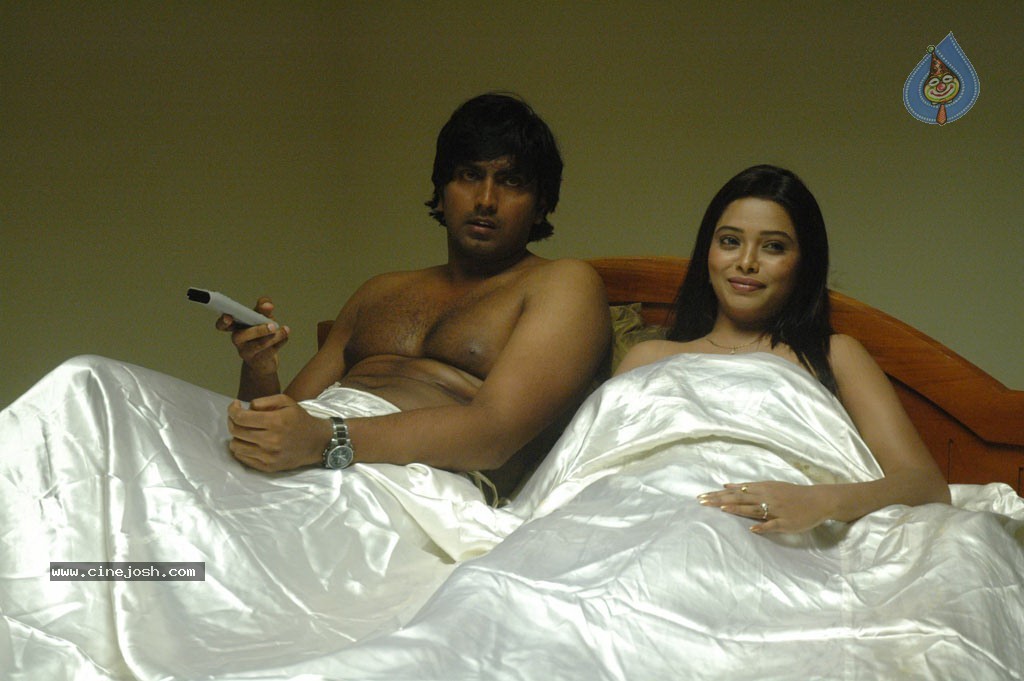 Aduthaduthu Tamil Movie Stills - 14 / 112 photos