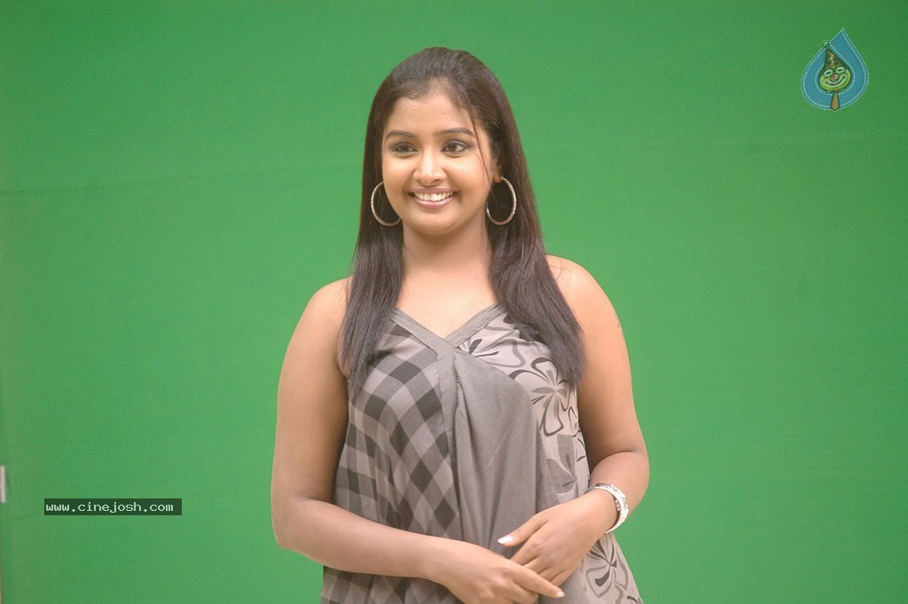Aduthaduthu Tamil Movie Stills - 40 / 112 photos