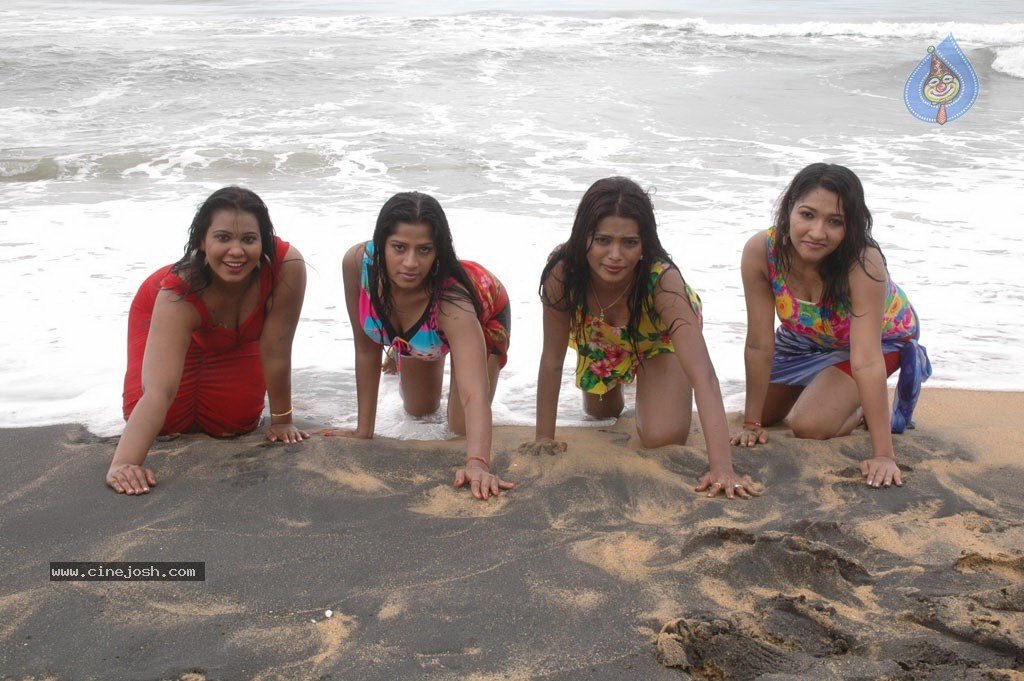 Aduthaduthu Tamil Movie Stills - 47 / 112 photos