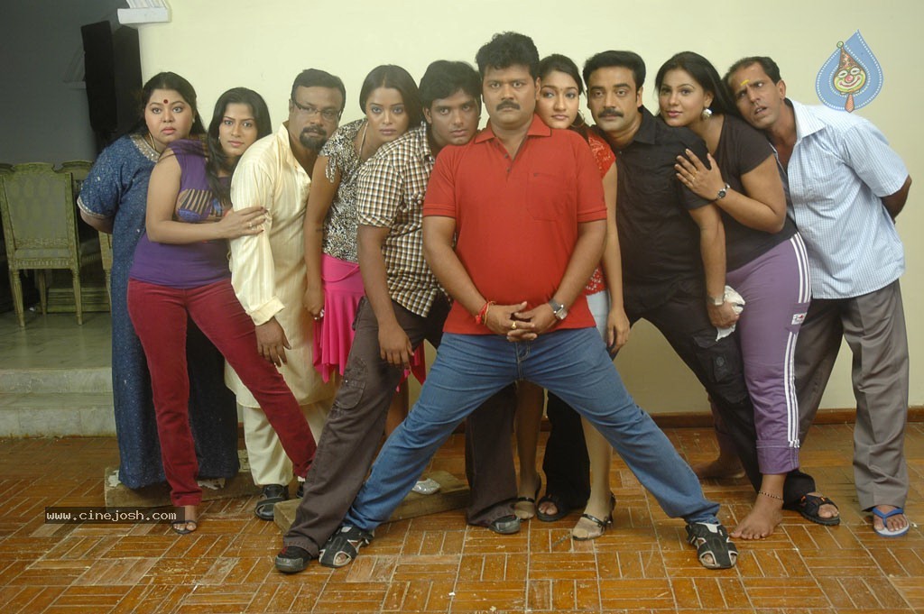 Aduthaduthu Tamil Movie Stills - 82 / 112 photos