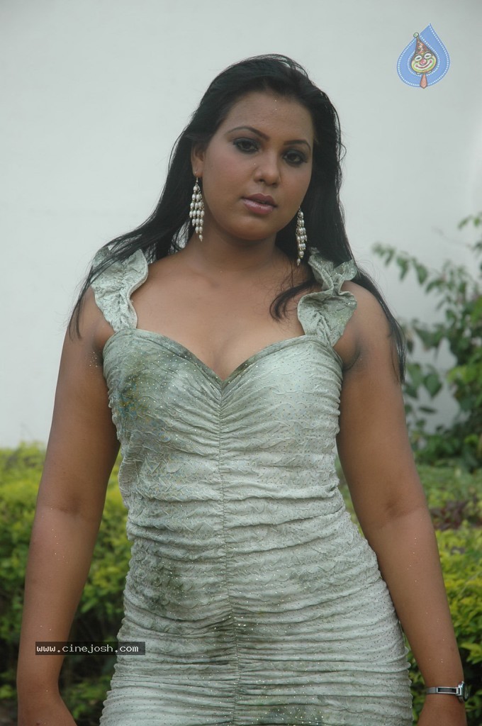 Aduthaduthu Tamil Movie Stills - 83 / 112 photos