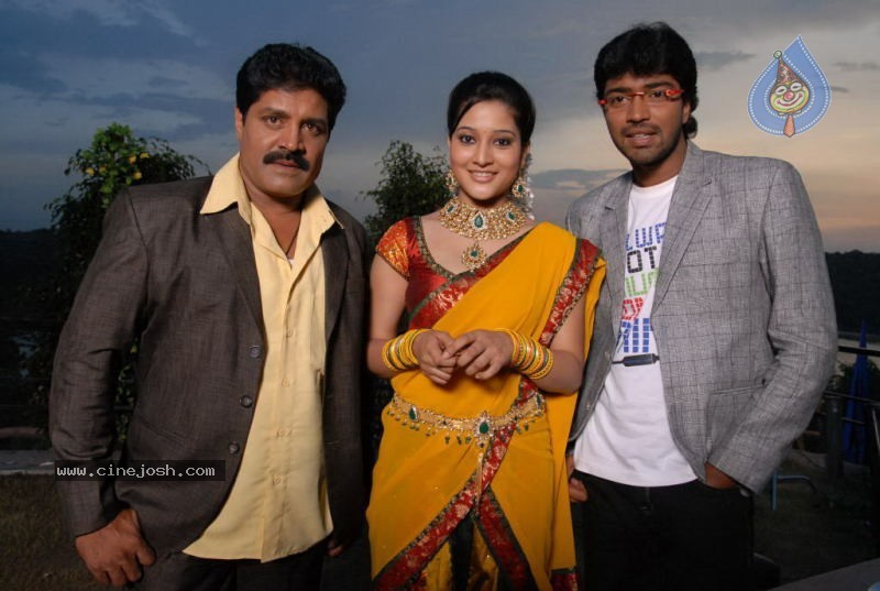 Aha Naa Pellanta Movie Stills - 29 / 54 photos