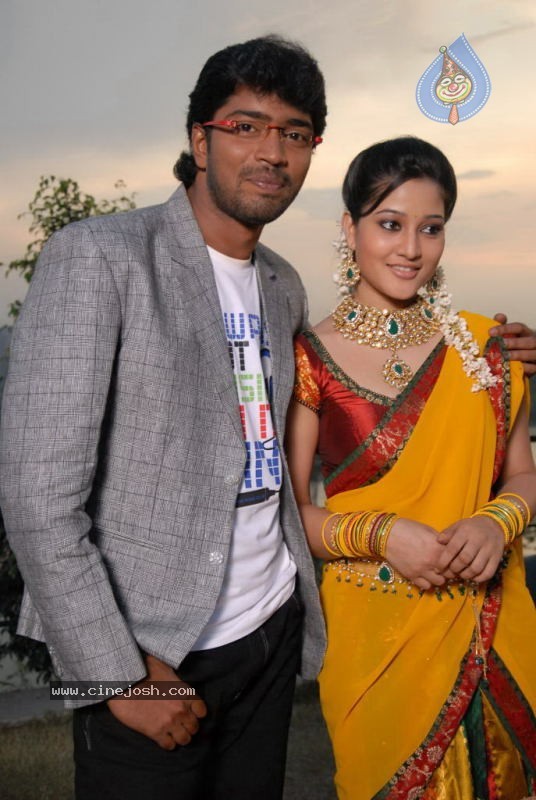 Aha Naa Pellanta Movie Stills - 41 / 54 photos