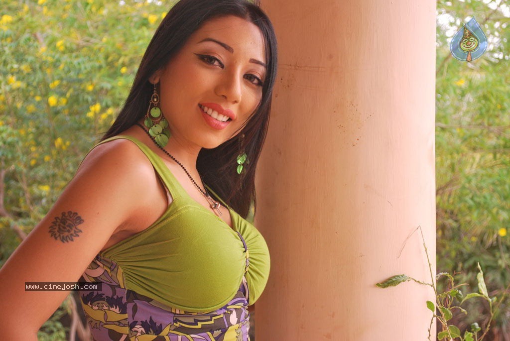 Alaral Tamil Movie Spicy Stills - 45 / 50 photos