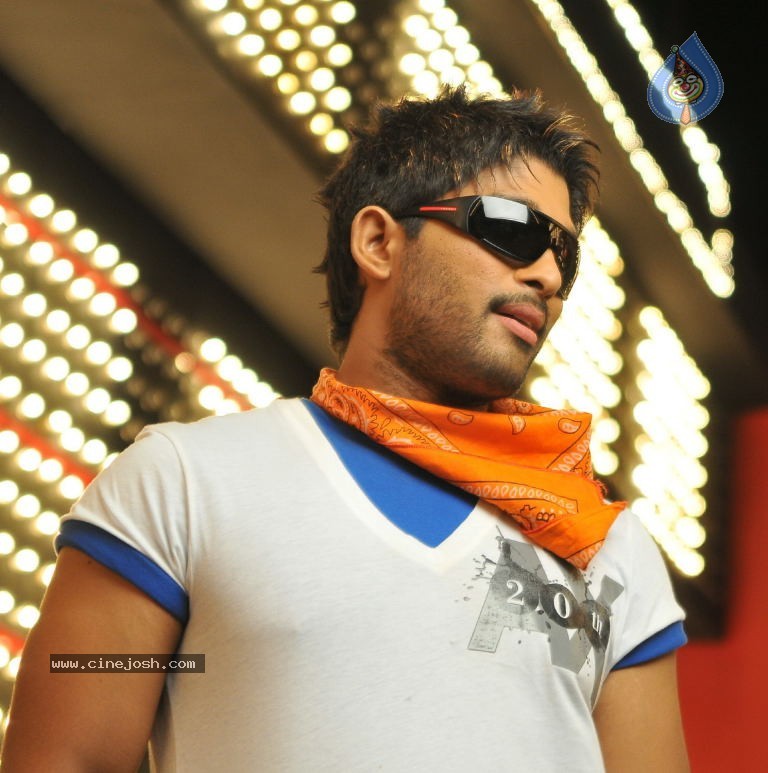 Allu Arjun Stills in Julaayi Movie - 2 / 10 photos