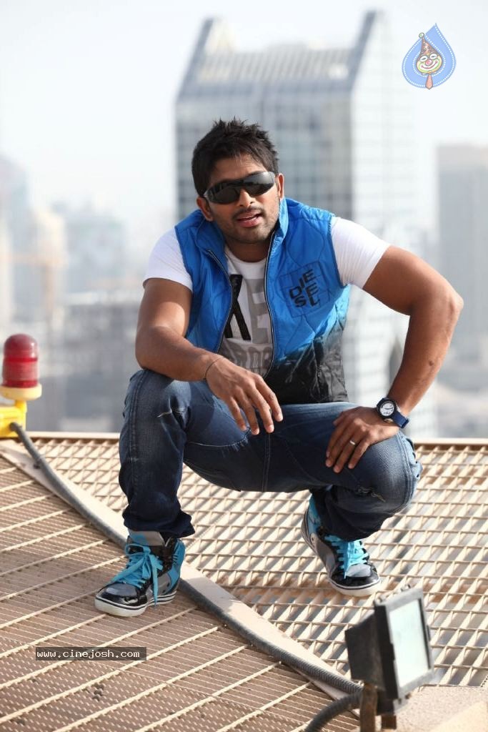 Allu Arjun Stills in Julaayi Movie - 3 / 10 photos