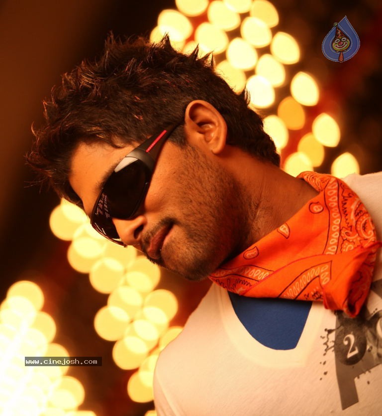 Allu Arjun Stills in Julaayi Movie - 10 / 10 photos