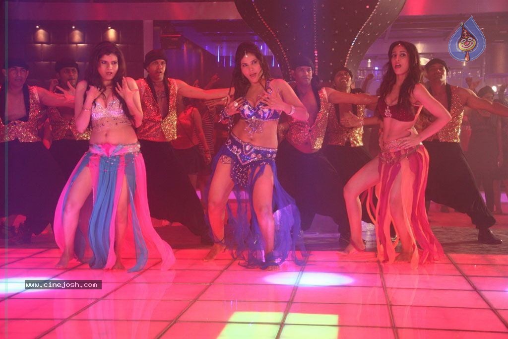 Amavaasai Tamil Movie Hot Stills - 28 / 71 photos