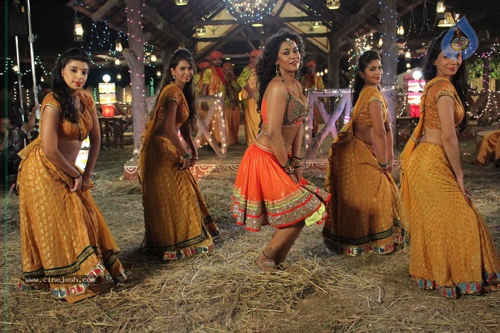 Amavaasai Tamil Movie Hot Stills - 32 / 71 photos