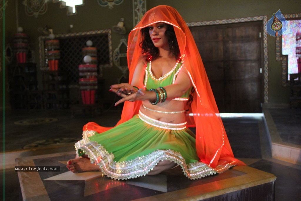Amavaasai Tamil Movie Hot Stills - 43 / 71 photos