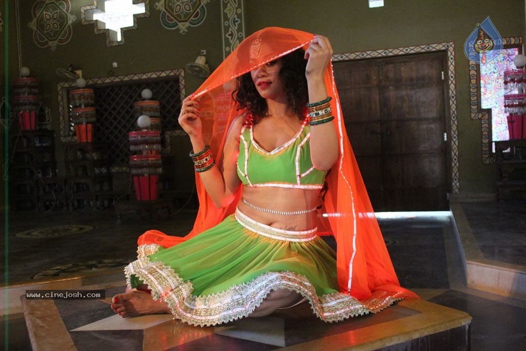 Amavaasai Tamil Movie Hot Stills - 49 / 71 photos