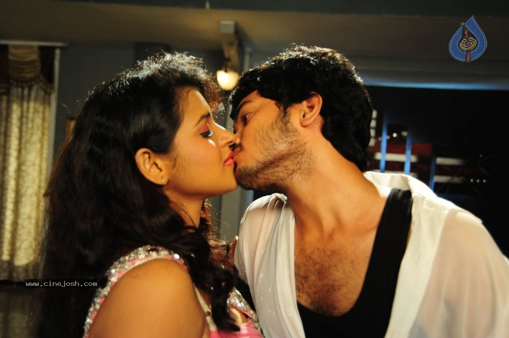 Amma Nanna Oorelithe Movie Hot Photos - 6 / 14 photos