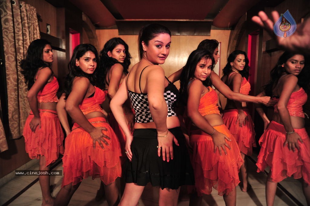 Amma Nanna Oorelithe Movie Hot Photos - 9 / 14 photos