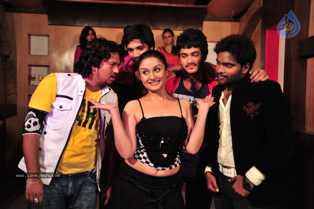 Amma Nanna Oorelithe Movie Hot Photos - 11 / 14 photos