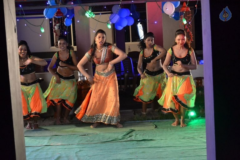 Ammayi Aaruguru Movie Photos - 48 / 50 photos