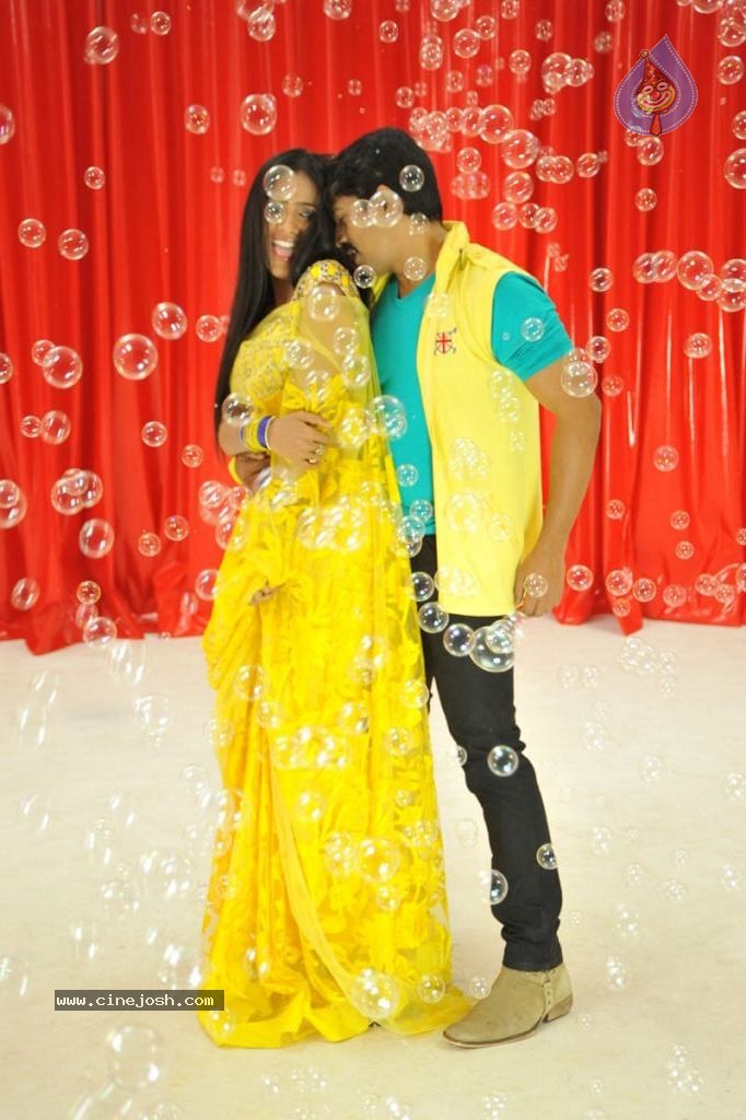 Anaganaga Movie Hot Stills - 38 / 273 photos