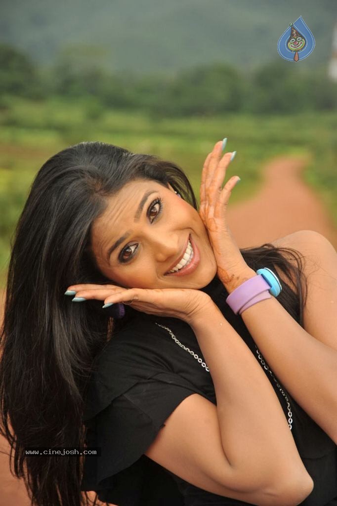 Anaganaga Movie Hot Stills - 139 / 273 photos