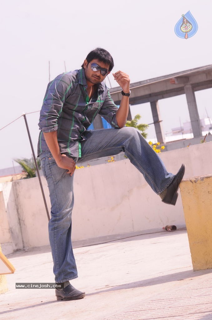 Andarila Nenu Preminchanu Movie Stills - 18 / 31 photos