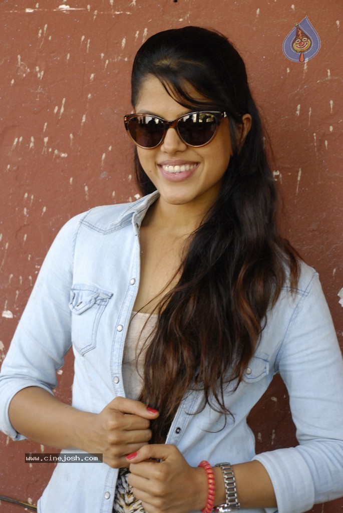 Andhra Mess Tamil Movie Stills - 34 / 56 photos