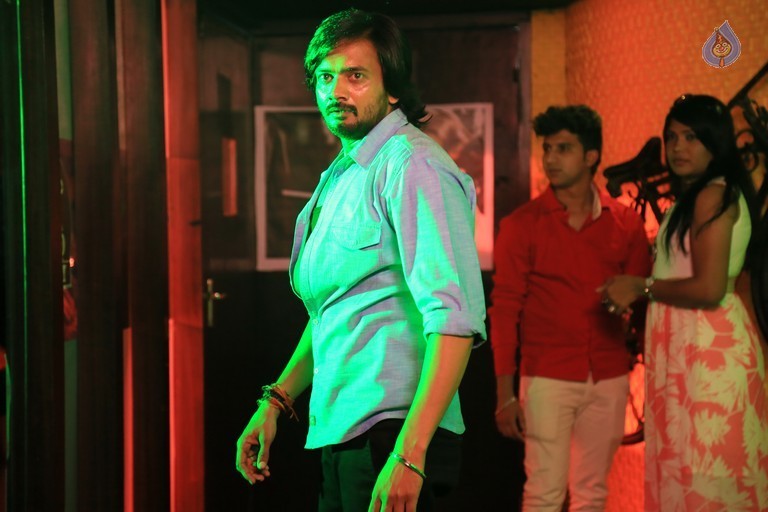 Araku Road Lo Stills - 11 / 38 photos