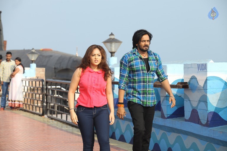 Araku Road Lo Stills - 14 / 38 photos