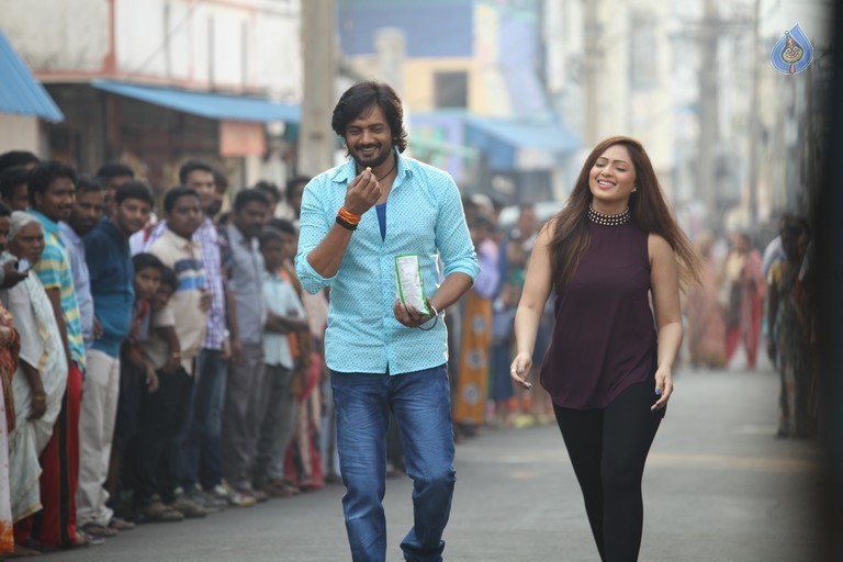 Araku Road Lo Stills - 15 / 38 photos